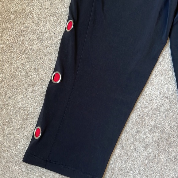 5/$25 Mia More Capri Pants - Picture 5 of 9